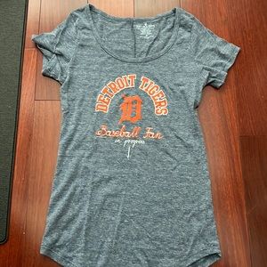 Maternity MLB Detroit tigers shirt size small‎